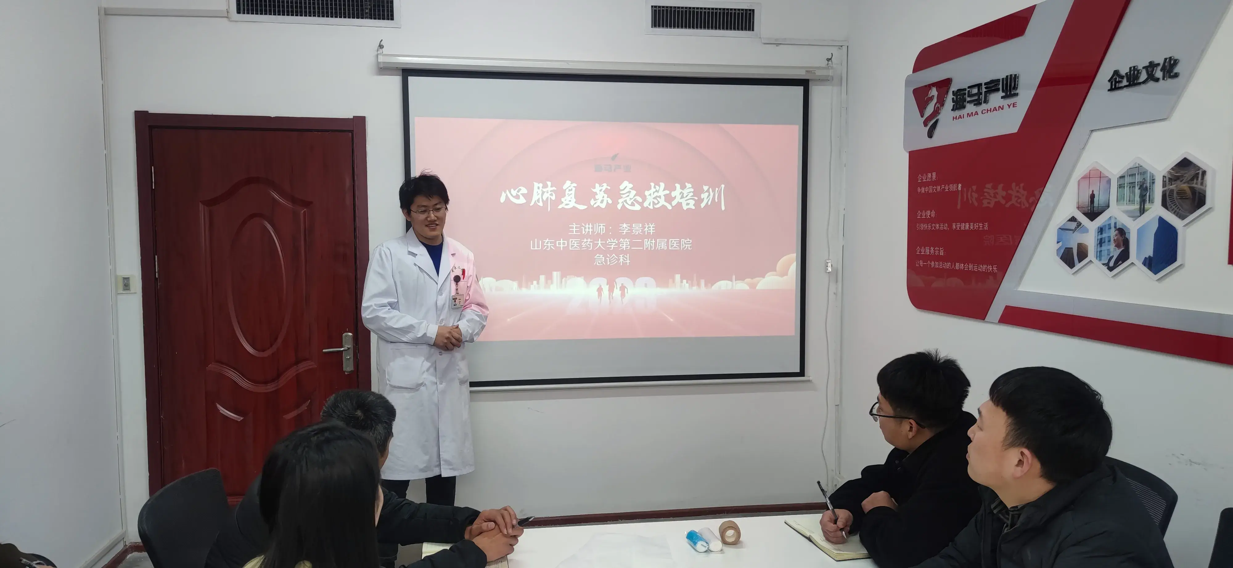 bellbet贝博组织进行心肺复苏急救培训